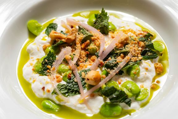 STRACCIATELLA CON FAVE, MENTA FRESCA E NOCI DI MACADAMIA